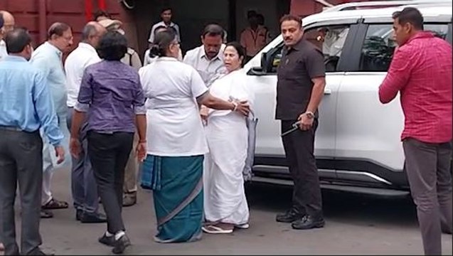 ভোটের আগে ফের চোট পেলেন মমতা! অল্পের জন্য রক্ষা পেলেন মুখ্যমন্ত্রী