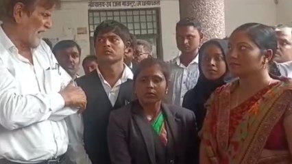 प्रयागराज: अधिवक्ताओं के धरने में पुलिस ने डाला घी, महिला अधिवक्ता पर दर्ज किया केस