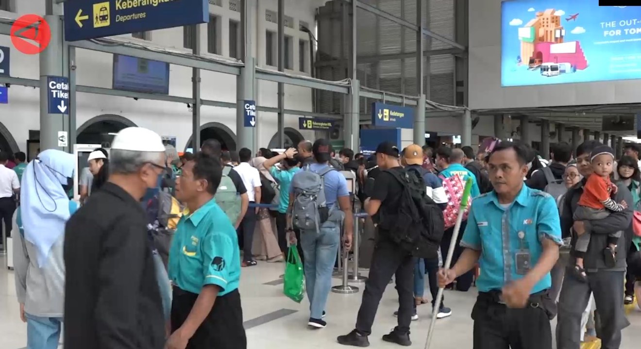 Jelang libur Idul Adha, penumpang mulai padati Stasiun Pasar Senen