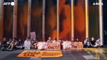 Blitz degli attivisti di Just Stop Oil a Londra, imbrattata la sede di TotalEnergies