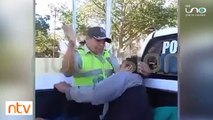 Policía abofetea al que lo escupió en pleno arresto