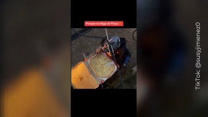 Repartidor de pizza comió una porción antes de entregarla: cerró la caja y actuó como si nada
