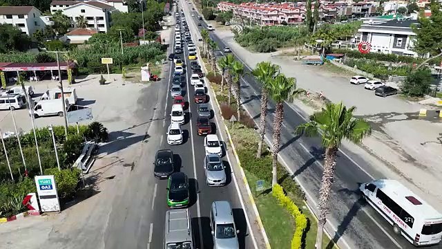Kuşadası'na bir günde 40 binden fazla araç giriş yaptı, otellerdeki doluluk oranı yüzde 90'lara ulaştı
