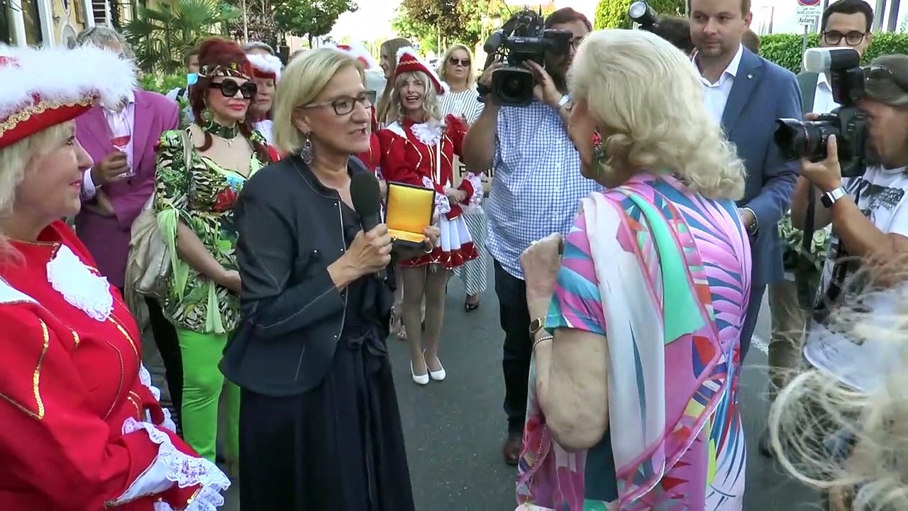 BIRGIT SARATA LUD ZU IHREM 42 ….. und ein bisserl mehr GEBURTSTAG