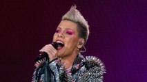 GALA VIDÉO - Pink désabusée : elle reçoit des cendres funéraires en plein concert