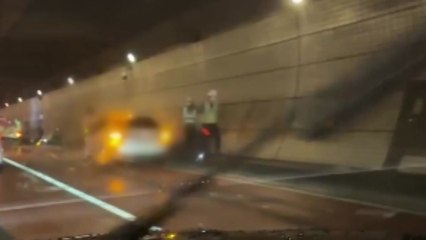 부산 황령터널에서 차량 전복...2명 부상 / YTN