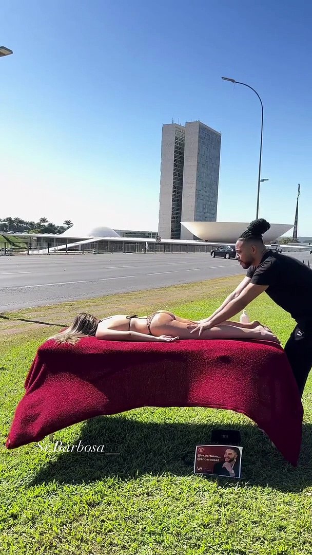 Homem viraliza ao fazer massagem em mulher em frente ao Congresso