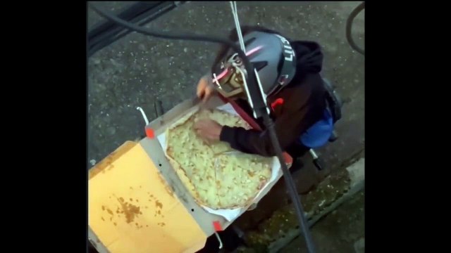 Le coursier qui a pris la commande a tiré le moteur vers la droite et a mangé une tranche de pizza, son dernier geste était comme une leçon de géométrie.