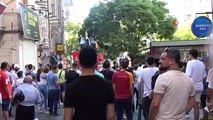 Taksim'de intihar etmek isteyen şahsı polis ekipleri kelepçeleyerek kurtardı