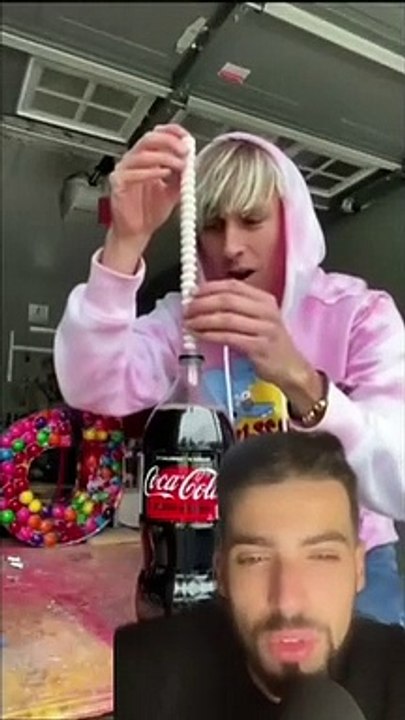 Il a fait un melange mentos coca dans son ventre