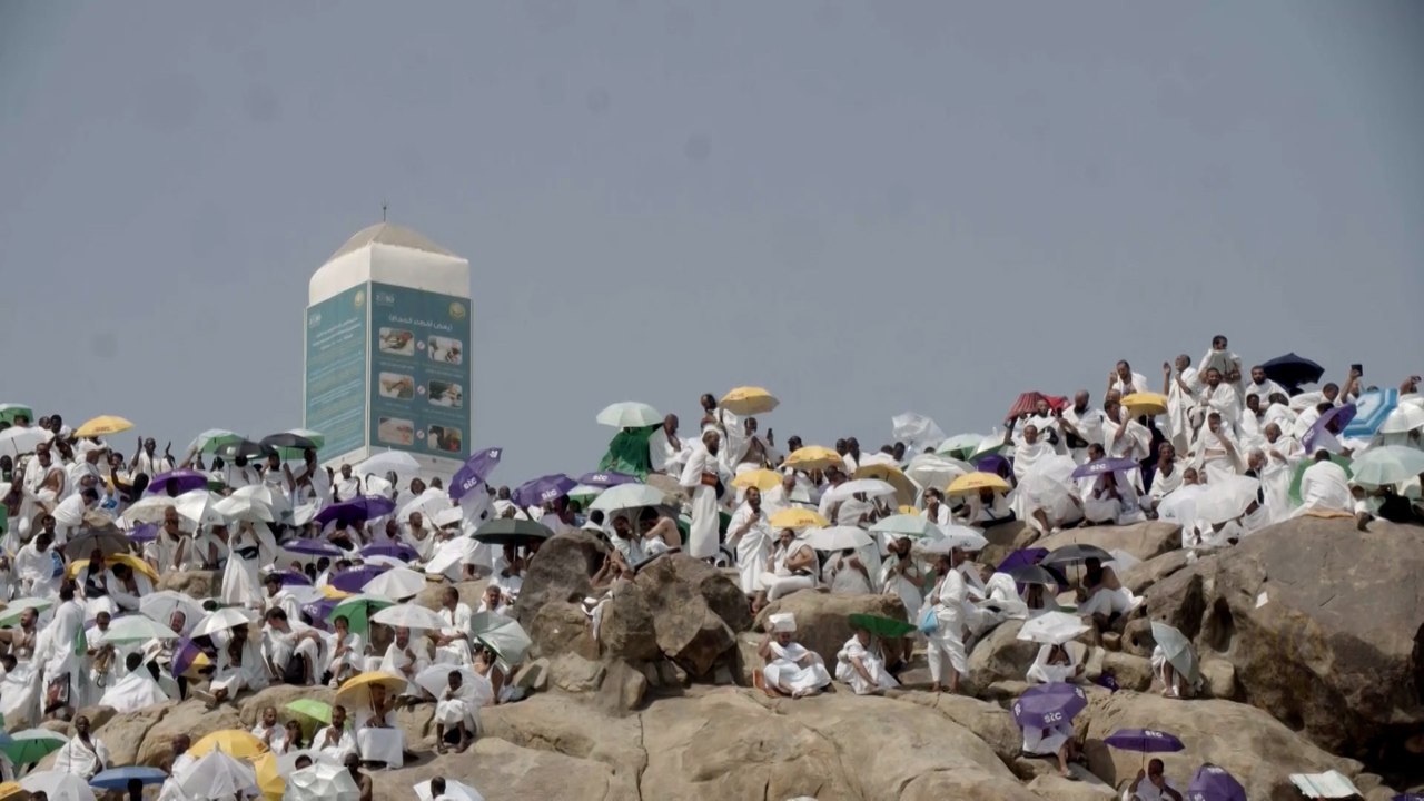 حجاج بيت الله الحرام يؤدون ركن الحج الأعظم