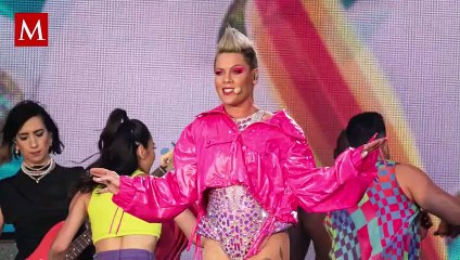 Fan arroja las cenizas de su madre al escenario en un concierto de Pink; así reaccionó la cantante