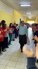 Professor ganha corredor de aplausos ao se aposentar de escola no ES
