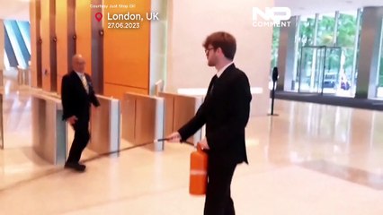 رنگ‌پاشی فعالان محیط زیستی به روی دفتر مرکزی توتال در لندن