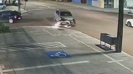 Câmera registra acidente entre Fiesta e Astra no São Cristóvão