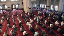Başkentte vatandaşlar bayram namazı için camileri doldurdu