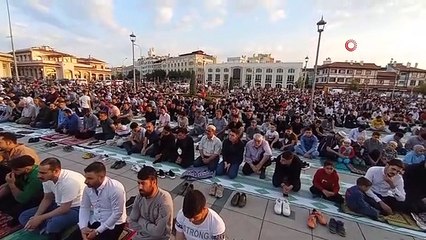 Des milliers de personnes ont rempli la place Mevlana pendant la prière de l'Aïd.