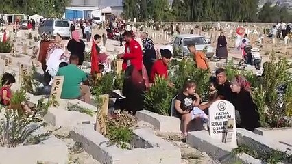 Hatay'daki deprem mezarlığında buruk bayram! Gözyaşlarına boğuldular