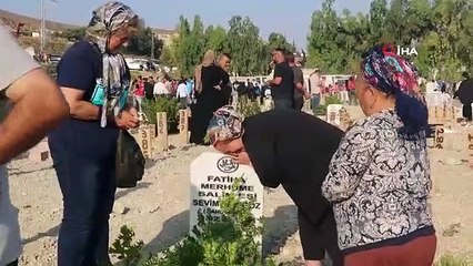 Triste fête au cimetière du tremblement de terre à Hatay ! ils ont fondu en larmes