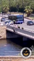Polícia salta ponte para rio para salvar homem inconsciente