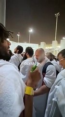 النني يقوم بالتبريد على الحجاج في مشعر عرفات