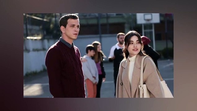 Simay Barlas, Süreyya dans la série télévisée Ömer, s'est admirée avec ses poses de bikini.