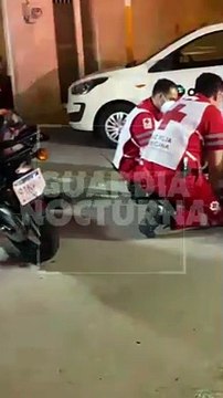 #Preliminar Tras un aparatoso choque protagonizado por un motociclista y un automóvil Mazda, dejó saldo de una persona lesionada. Este hecho tuvo lugar en calles de la colonia Prados Providencia de Guadalajara #GuardiaNocturna