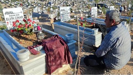 Depremzedeler bayram namazı sonrası yakınlarının mezarlarını ziyaret etti