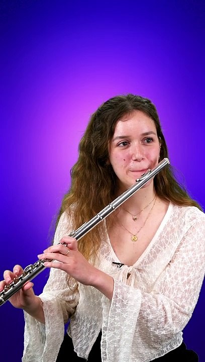 On lui fait écouter des musiques et elle doit les reproduire (et elle est trop forte)