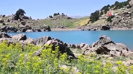 Les lacs naturels géants du mont Kato fascinent ceux qui le voient.