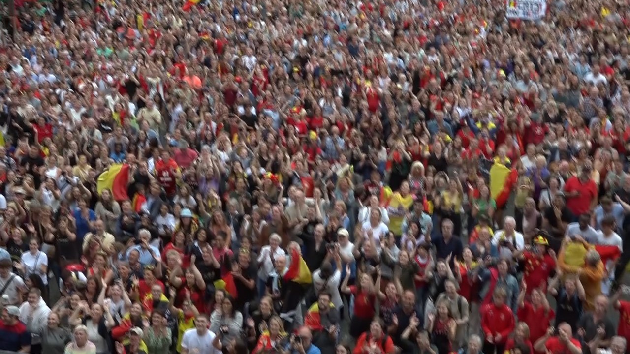 Les Belgian Cats portées en triomphe par leur public sur la Grand-Place de Bruxelles