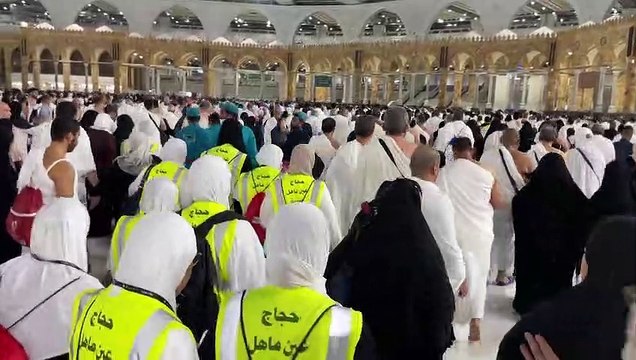 الحجاج في مكة المكرمة يؤدون طواف الوداع