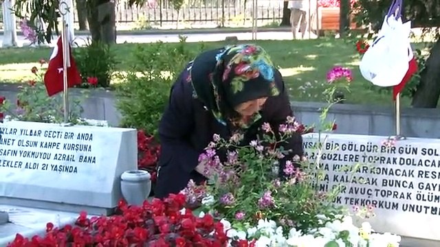 Şehit yakınları bayramın ilk gününde Edirnekapı Şehitliği'ni ziyaret etti