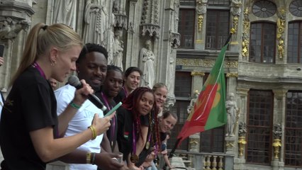 Les Belgian Cats portées en triomphe par leur public sur la Grand-Place de Bruxelles