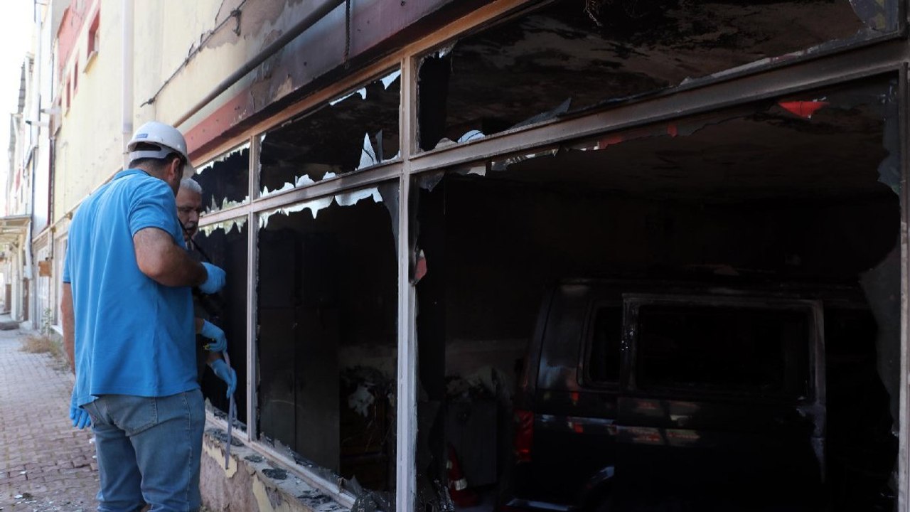 Oto galeride yangın çıktı, 6 araç kül oldu