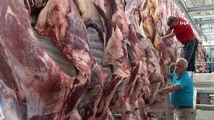Pursaklar Belediyesi kurban kesim alanında saatte 40 büyükbaş hayvan teslim ediliyor