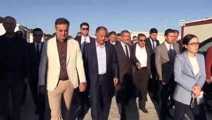 Bakan Özhaseki'den depremzede kadının ev talebine iç ısıtan yanıt: Bittiğinde gelip seni evine çıkaracağız