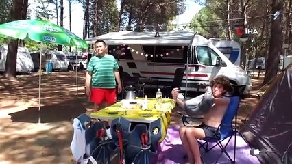 Les vacanciers en camping affluent vers le nord de la mer Égée