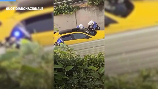 Ragazzo di 17 anni ucciso dalla polizia a Nanterre, il momento in cui l'agente spara