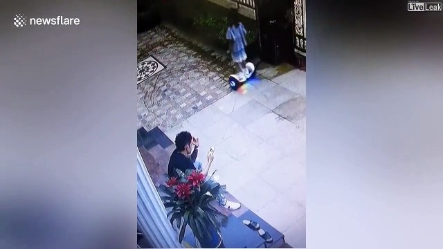 Ce papa va avoir une réflexe incroyable en évitant à sa fille de chuter de son hoverboard