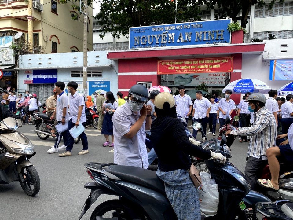 Thi tốt nghiệp THPT 2023: Thí sinh đánh giá đề thi môn Ngữ Văn vừa sức