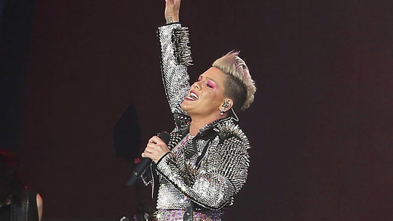 Skurriler vorfall bei pink-konzert: fan wirft asche von toter mutter auf bühne