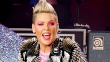 Pink fica ‘sem reação’ após fã jogar bolsa com cinzas da mãe no palco durante show