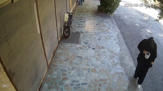 Çarşaf giyip kezzapla saldırdı
