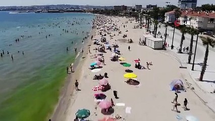 Le premier jour des vacances, les citoyens ont profité du temps chaud en nageant dans la mer.