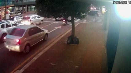 Câmera mostra motociclista sendo atingida em acidente no Centro