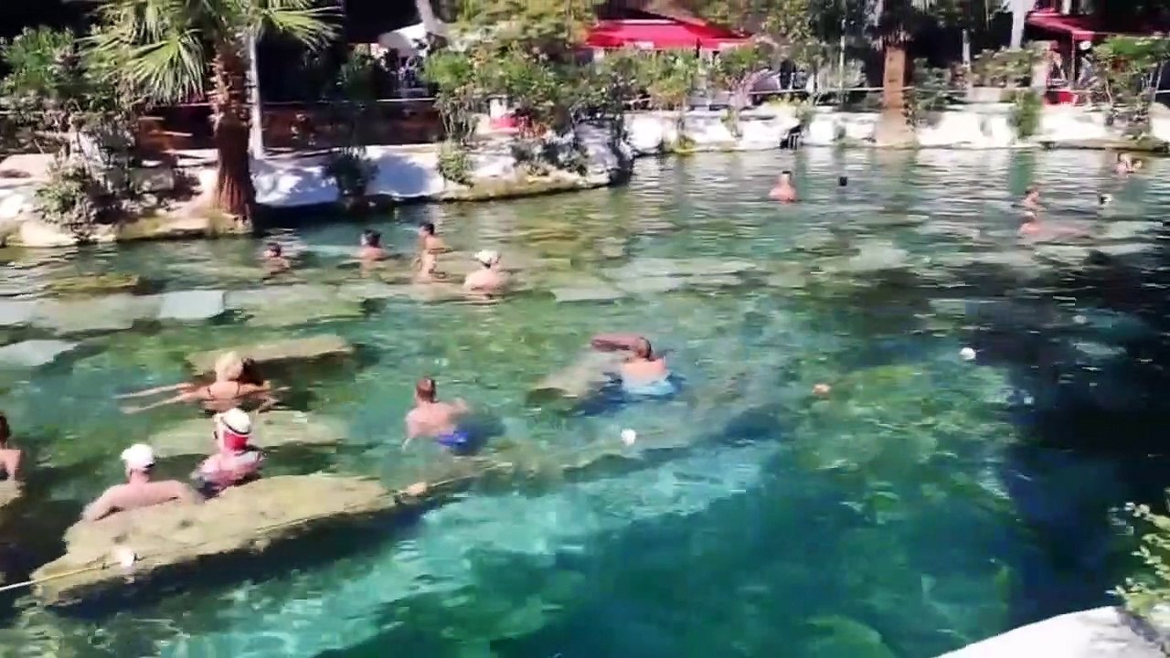 Les touristes qui viennent à Pamukkale ne vont pas sans se baigner dans cette piscine ! Hz. Guéri Mary's eye, même Cléopâtre a nagé ici