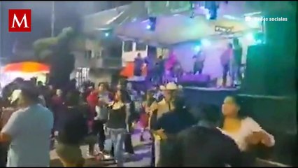 Integrantes de un grupo musical sufrieron una aparatosa caída al desplomarse su escenario