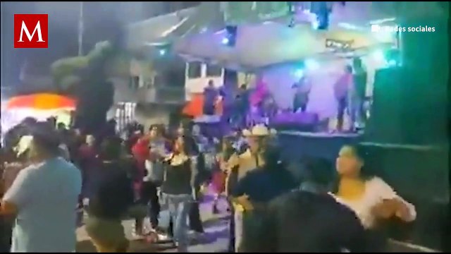 Integrantes de un grupo musical sufrieron una aparatosa caída al desplomarse su escenario