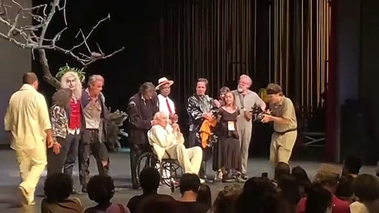 José Celso Martinez conversa com público após peça Esperando Godot no Sesc Palladium em 12 de maio